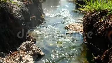 在泰国清迈的方温泉，火山温泉以蒸汽流过天然岩石的移动镜头。